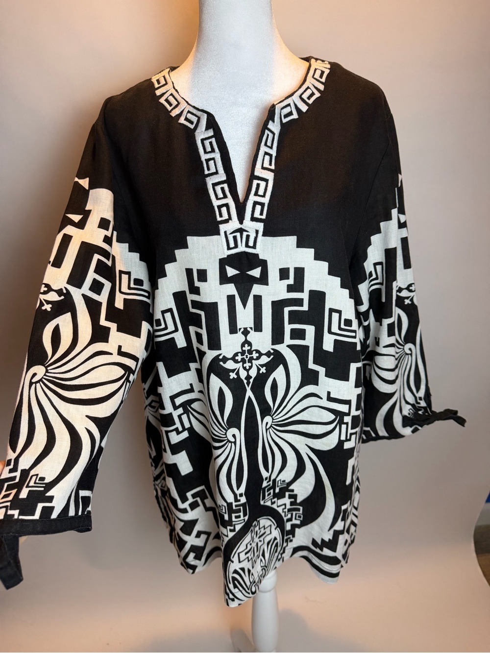 JM Collection Black and White Graphic V-Neck 100% Linen Tunic Top